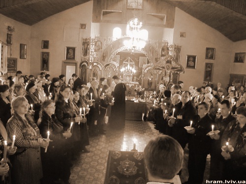 Таїнство Єлеосвячення у храмі Всіх святих землі української (фоторепортаж)