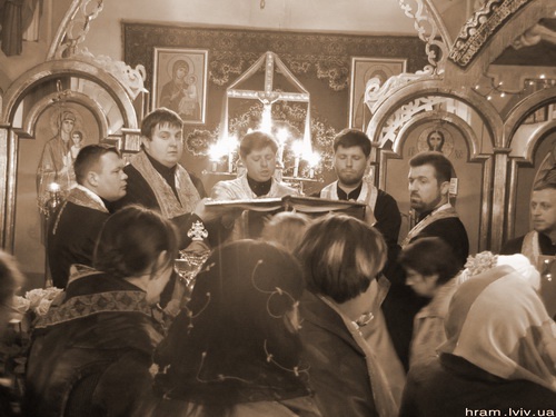 Таїнство Єлеосвячення у храмі Всіх святих землі української (фоторепортаж)